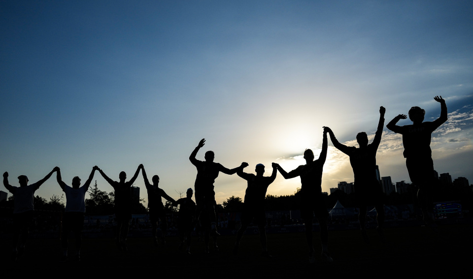 周的综合网, 做着最后的